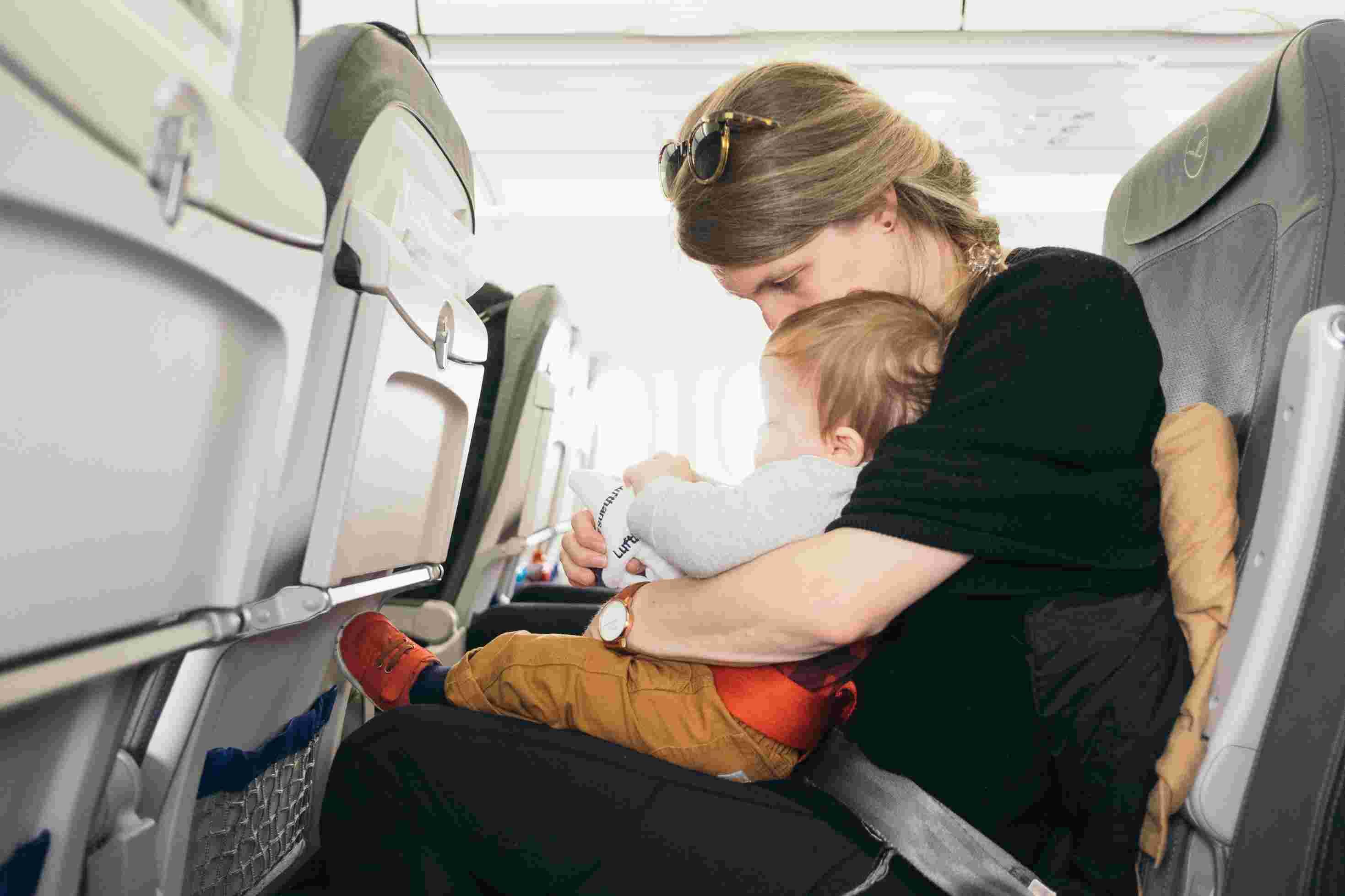 6 Trik Cerdas Bepergian dengan Bayi Naik Pesawat Terbang
