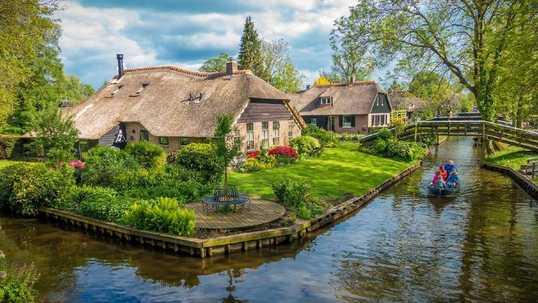 Mengintip Indahnya Desa Giethoorn yang Ada di Belanda