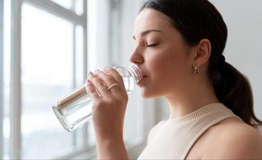 Minum Air Putih Bantu Turunkan Berat Badan, Fact or Fake?