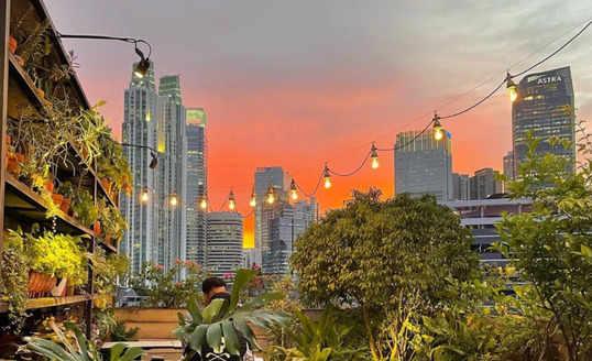 Bingung Cari Tempat Dinner Pas Valentine? Coba Cek Kafe Bertema Rooftop di Jakarta Ini!