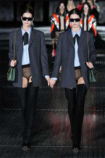 Kembar Identik Catwalk di Milan Fashion Week 2022? Ada Surprise Apa Nih dari Gucci?