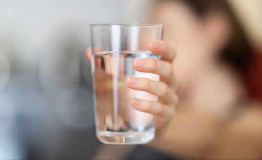 Kenapa Kamu Harus Minum Air Putih di Pagi Hari? Ini Alasannya