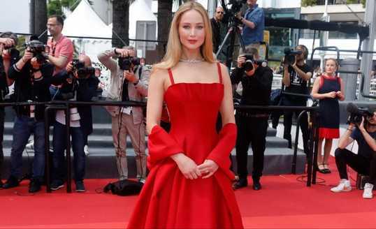 Gemas! Jennifer Lawrence Pakai Sandal Jepit di Karpet Merah Cannes Film Festival 2023
