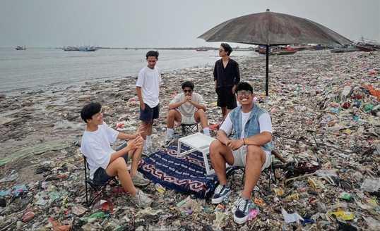 Penampakan Pantai Sampah Teluk Labuan yang Bersih Berkat Pandawara Grup